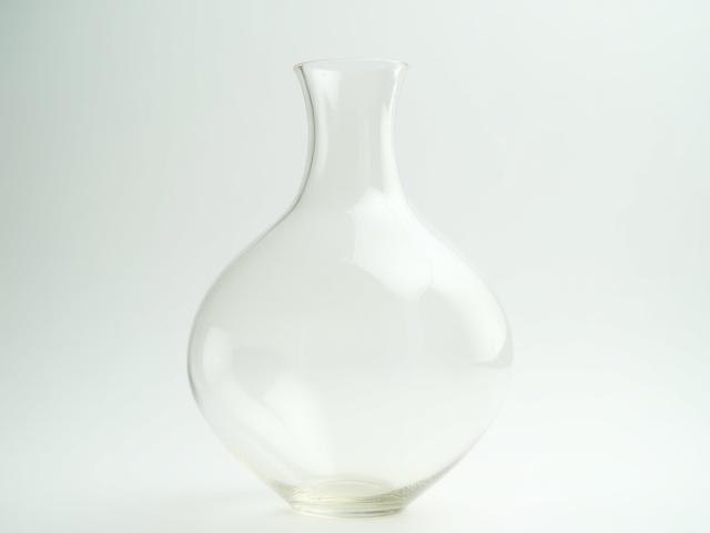 Mundgeblasene Glasvase mit leichten Farbverläufen im Sonnenlicht